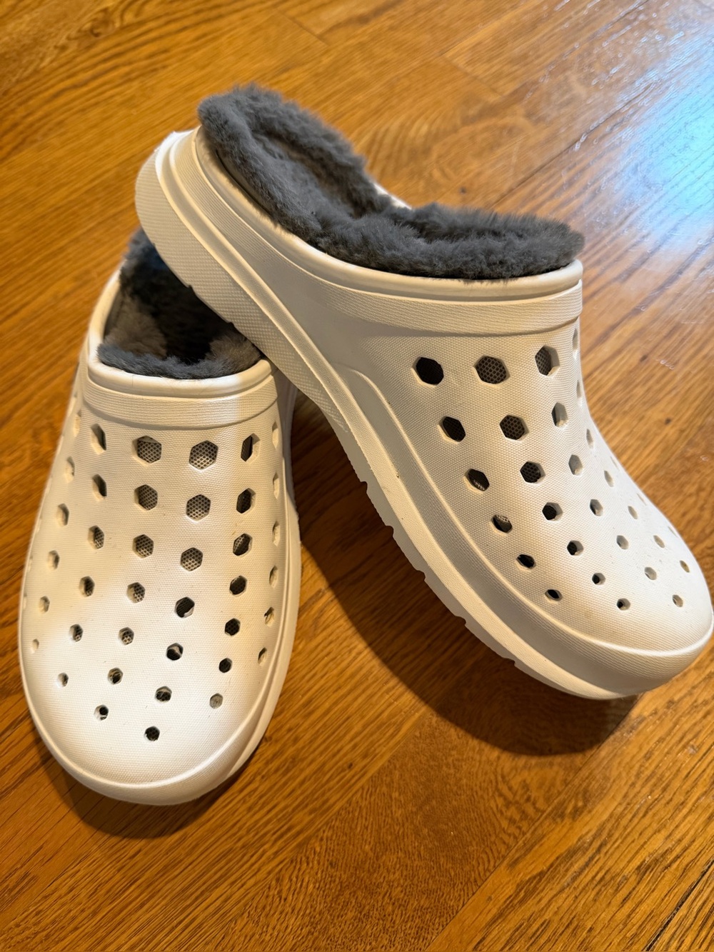 Women’s JoyBees Cozy Fleece-Lined Slip-On Clogs in White and Gray Sz 9